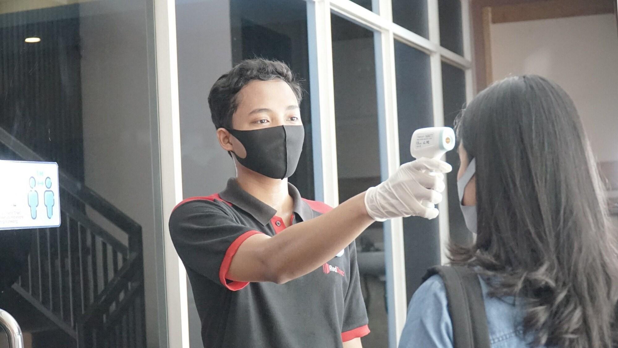 RedDoorz Plus @ Sawah Besar Jakarta Exterior foto