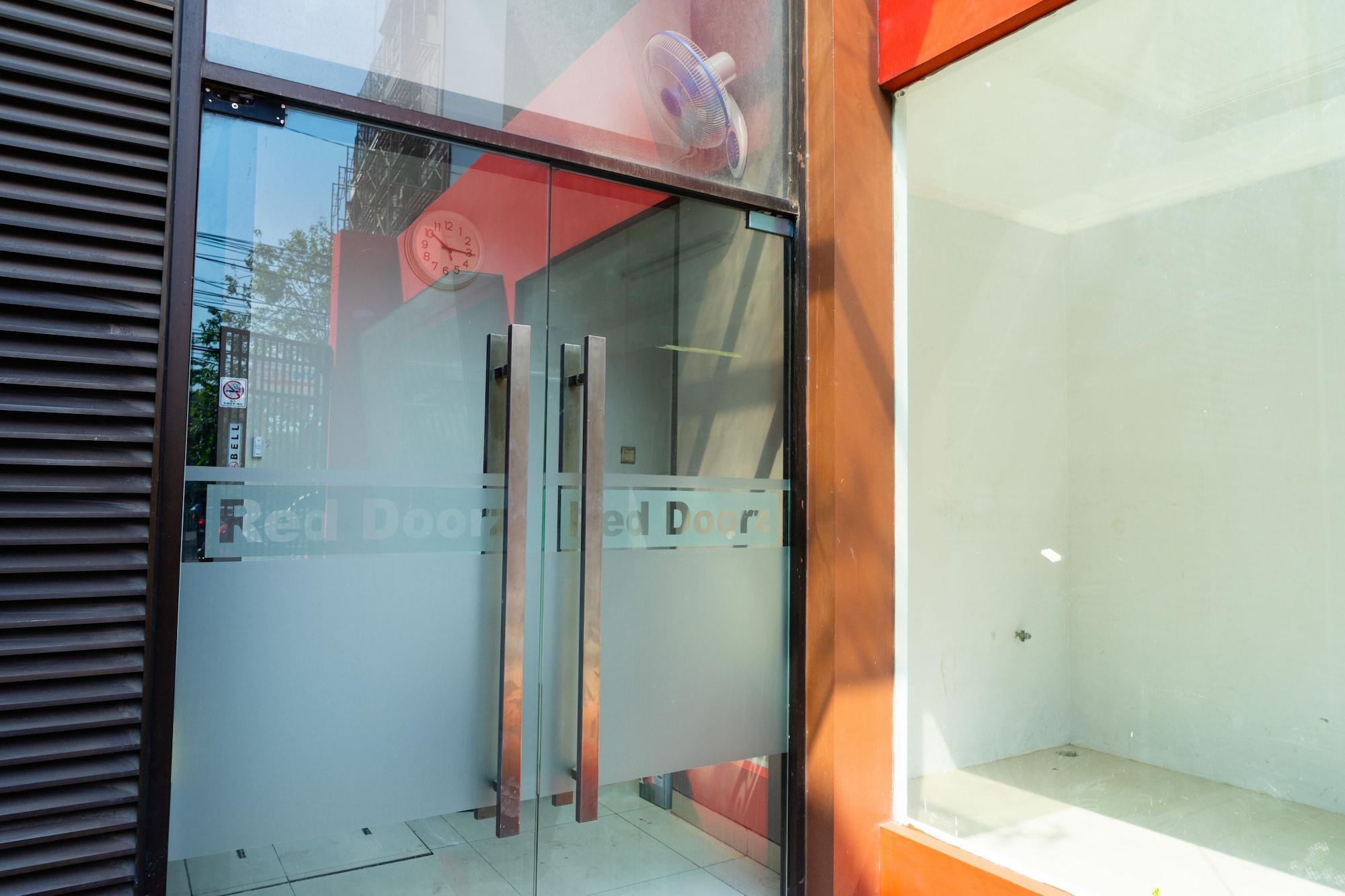 RedDoorz Plus @ Sawah Besar Jakarta Exterior foto